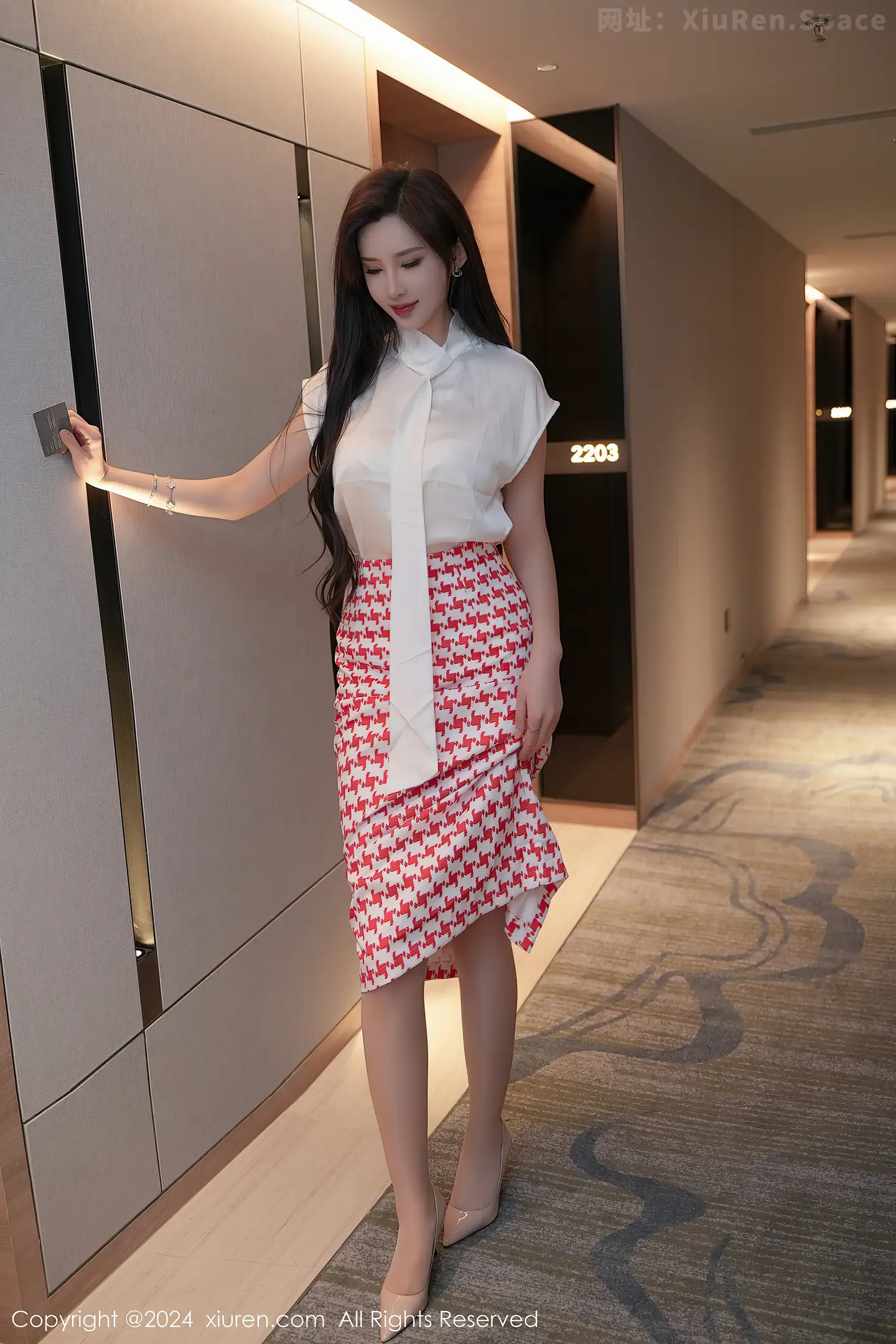 图片[2]-[XiuRen秀人网]VOL.7944 女神Carol周妍希性感长裙露淡黄色蕾丝内衣配开档肉丝诱惑写真66P-秀人网官方网站